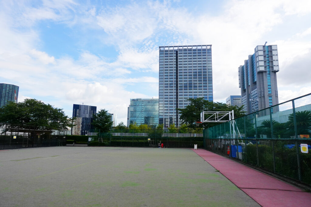 芝浦中央公園_眼前のビル