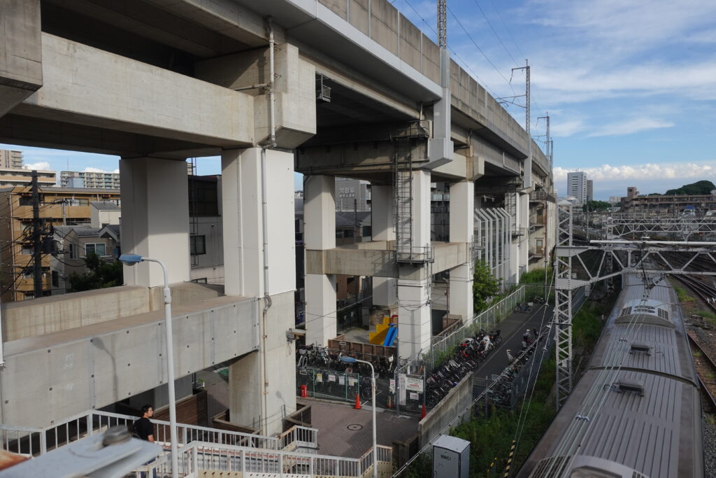 東十条二丁目高架下児童遊園_駅から見た風景